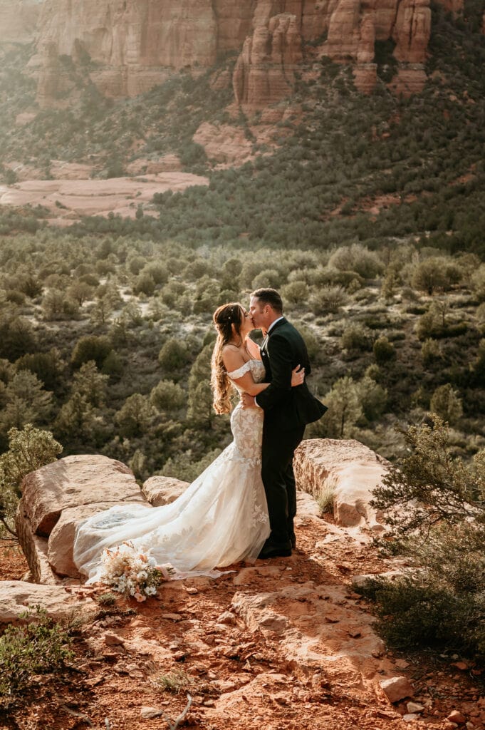 First kiss overlooking the red rocks of Sedona taken by Sedona elopement photographer Shannon Durazo